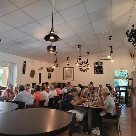 Village 17 Gites, Piscine, Restaurant , 2 Avec Spa, 3km De